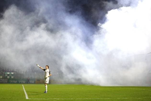 BSG Chemie Leipzig vs. FC Rot-Weiß Erfurt, Regionalliga Nordost, 14.03.25 Torwart Lenno Udo Schmidt (22, Chemie Leipzig) vor einer riesigen Pyro-Rauchwolke. Symbolbild, Feature. Fußball, Regionalliga Nordost, Saison 2024 2025, 26. Spieltag: BSG Chemie Leipzig vs. FC Rot-Weiß Erfurt am 14.03.25 im Alfred-Kunze-Sportpark, Leipzig Leutzsch. Copyright: xBEAUTIFULxSPORTS JanxKaeferx