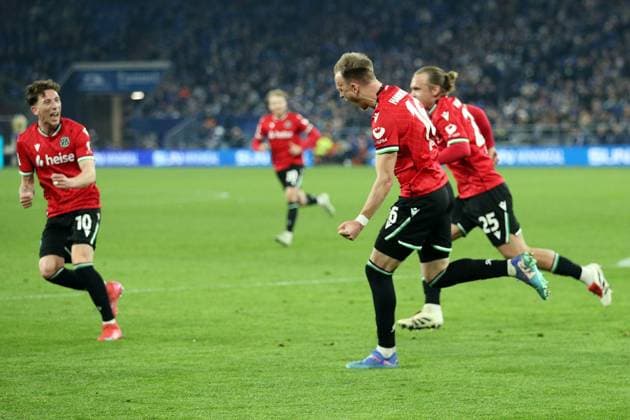 14.03.2025, xrekx, Fussball 2.Bundesliga, FC Schalke 04 - Hannover 96 v.l. Torjubel nach dem Tor zum 1:2 celebrating the goal celebrate durch Havard Nielsen (Hannover 96) (DFL DFB REGULATIONS PROHIBIT ANY USE OF PHOTOGRAPHS as IMAGE SEQUENCES and or QUASI-VIDEO) Gelsenkirchen