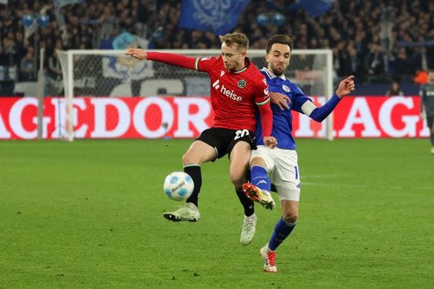 Fußball, 2. Bundesliga: FC Schalke 04 - Hannover 96, 26. Spieltag, Veltins Arena, Jannik Dehm (Hannover 96) und Kenan Karaman (FC Schalke 04) im Zweikampf, DFB DFL REGULATIONS PROHIBIT ANY USE OF PHOTOGRAPHS AS IMAGE SEQUENCES AND OR QUASI-VIDEO.