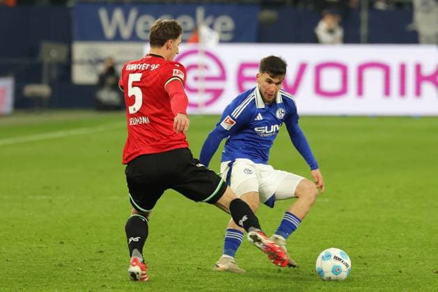Fußball, 2. Bundesliga: FC Schalke 04 - Hannover 96, 26. Spieltag, Veltins Arena, Phil Neumann (Hannover 96) und Mehmet Can Aydin (FC Schalke 04) im Zweikampf, DFB DFL REGULATIONS PROHIBIT ANY USE OF PHOTOGRAPHS AS IMAGE SEQUENCES AND OR QUASI-VIDEO.