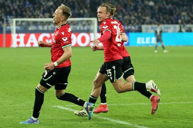 14.03.2025, xrekx, Fussball 2.Bundesliga, FC Schalke 04 - Hannover 96 v.l. Torjubel nach dem Tor zum 1:2 celebrating the goal celebrate durch Havard Nielsen (Hannover 96) (DFL DFB REGULATIONS PROHIBIT ANY USE OF PHOTOGRAPHS as IMAGE SEQUENCES and or QUASI-VIDEO) Gelsenkirchen