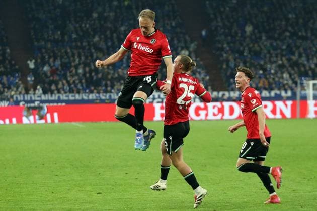 14.03.2025, xrekx, Fussball 2.Bundesliga, FC Schalke 04 - Hannover 96 v.l. Torjubel nach dem Tor zum 1:2 celebrating the goal celebrate durch Havard Nielsen (Hannover 96) (DFL DFB REGULATIONS PROHIBIT ANY USE OF PHOTOGRAPHS as IMAGE SEQUENCES and or QUASI-VIDEO) Gelsenkirchen
