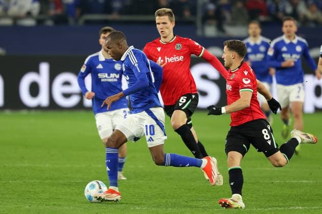 Fußball, 2. Bundesliga: FC Schalke 04 - Hannover 96, 26. Spieltag, Veltins Arena, Pape Meissa Ba (FC Schalke 04) und Enzo Leopold (Hannover 96) im Zweikampf, DFB DFL REGULATIONS PROHIBIT ANY USE OF PHOTOGRAPHS AS IMAGE SEQUENCES AND OR QUASI-VIDEO.