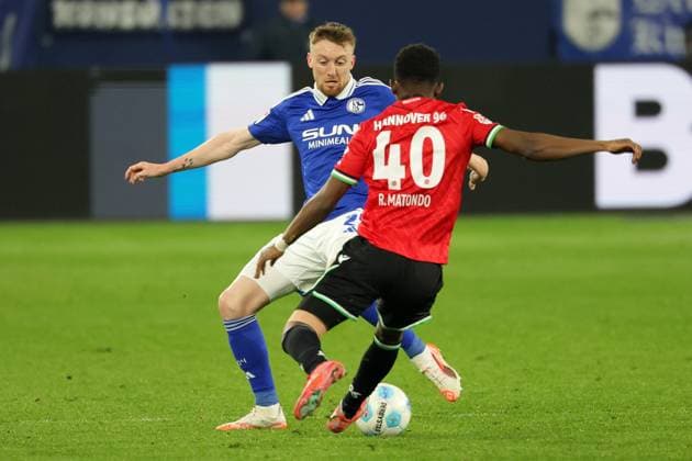 Fußball, 2. Bundesliga: FC Schalke 04 - Hannover 96, 26. Spieltag, Veltins Arena, Tobias Mohr (FC Schalke 04) und Rabbi Matondo (Hannover 96) im Zweikampf, DFB DFL REGULATIONS PROHIBIT ANY USE OF PHOTOGRAPHS AS IMAGE SEQUENCES AND OR QUASI-VIDEO.