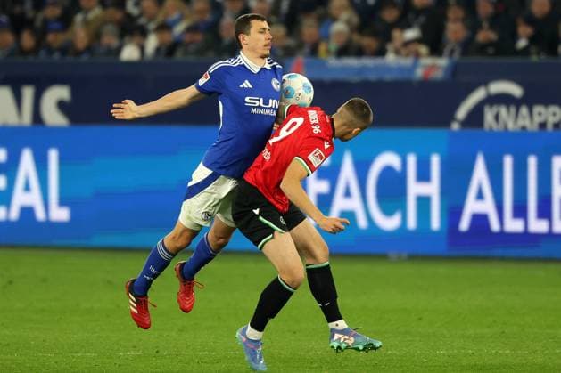 Fußball, 2. Bundesliga: FC Schalke 04 - Hannover 96, 26. Spieltag, Veltins Arena, Ron Schallenberg (FC Schalke 04) und Nicolo Tresoldi (Hannover 96) im Zweikampf, DFB DFL REGULATIONS PROHIBIT ANY USE OF PHOTOGRAPHS AS IMAGE SEQUENCES AND OR QUASI-VIDEO.