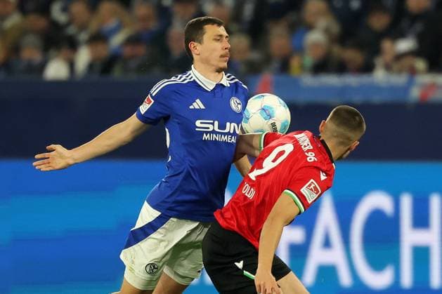 Fußball, 2. Bundesliga: FC Schalke 04 - Hannover 96, 26. Spieltag, Veltins Arena, Ron Schallenberg (FC Schalke 04) und Nicolo Tresoldi (Hannover 96) im Zweikampf, DFB DFL REGULATIONS PROHIBIT ANY USE OF PHOTOGRAPHS AS IMAGE SEQUENCES AND OR QUASI-VIDEO.