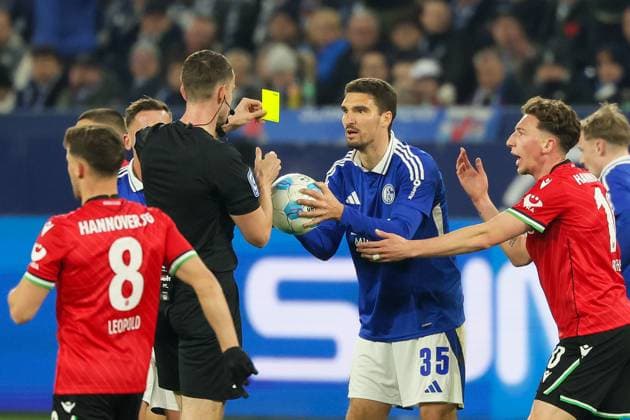 Fußball, 2. Bundesliga: FC Schalke 04 - Hannover 96, 26. Spieltag, Veltins Arena, Schiedsrichter Richard Hempel zeigt Marcin Kaminski (FC Schalke 04) die gelbe Karte. DFB DFL REGULATIONS PROHIBIT ANY USE OF PHOTOGRAPHS AS IMAGE SEQUENCES AND OR QUASI-VIDEO.