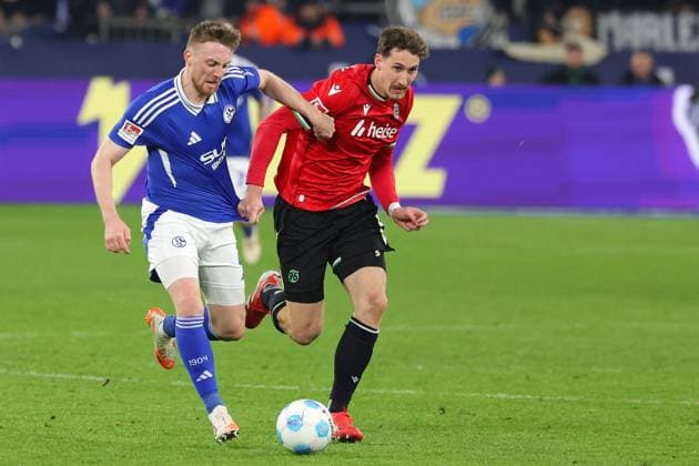 Fußball, 2. Bundesliga: FC Schalke 04 - Hannover 96, 26. Spieltag, Veltins Arena, Tobias Mohr (FC Schalke 04) und Phil Neumann (Hannover 96) im Zweikampf, DFB DFL REGULATIONS PROHIBIT ANY USE OF PHOTOGRAPHS AS IMAGE SEQUENCES AND OR QUASI-VIDEO.