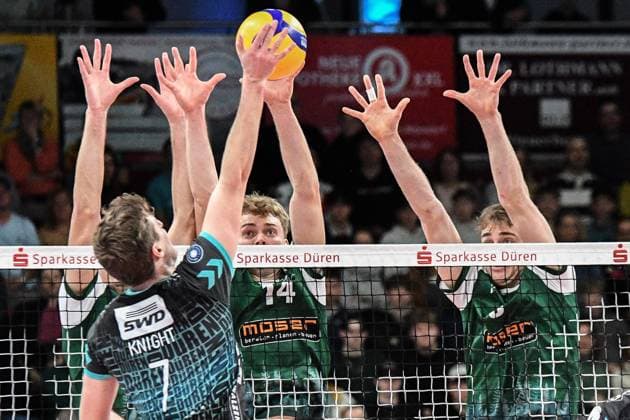 v.li.: Alex Knight (Powervolleys Düren, 7) legt den Ball über das Netz , 14.03.2025, Düren (Deutschland), Volleyball, 1. Bundesliga Männer, SWD Powervolleys Düren - FT 1844 Freiburg