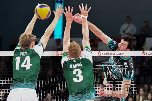 Matthew Neaves (Powervolleys Düren, 14) schmettert den Ball, , 14.03.2025, Düren (Deutschland), Volleyball, 1. Bundesliga Männer, SWD Powervolleys Düren - FT 1844 Freiburg