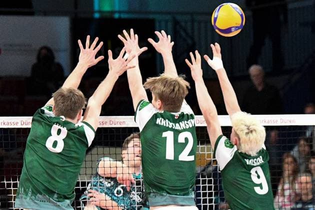 v.li.: Anton Jung (FT 1844 Freiburg, 8), Robin Van de Velde, (Powervolleys Düren, 6) legt den Ball über das Netz, Liam Kristjanson (FT 1844 Freiburg, 12), Fabian Hosch (FT 1844 Freiburg, 9), Aktion, Action, Spielszene, 14.03.2025, Düren (Deutschland), Volleyball, 1. Bundesliga Männer, SWD Powervolleys Düren - FT 1844 Freiburg