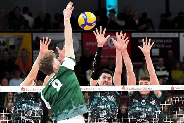 v.li.: Anton Jung (FT 1844 Freiburg, 8) 2. v. li, schmettert den Ball, 14.03.2025, Düren (Deutschland), Volleyball, 1. Bundesliga Männer, SWD Powervolleys Düren - FT 1844 Freiburg