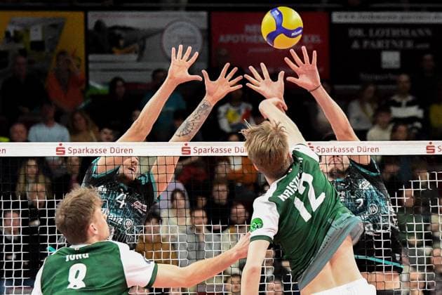 Sport Themen der Woche KW11 Sport Bilder des Tages v.li.: Anton Jung (FT 1844 Freiburg, 8), Gregor Pernus, (Powervolleys Düren, 4) Liam Kristjanson (FT 1844 Freiburg, 12), Nico Wegner (Powervolleys Düren, 2), Aktion, Action, Spielszene, 14.03.2025, Düren (Deutschland), Volleyball, 1. Bundesliga Männer, SWD Powervolleys Düren - FT 1844 Freiburg *** from left Anton Jung FT 1844 Freiburg, 8 , Gregor Pernus, Powervolleys Düren, 4 Liam Kristjanson FT 1844 Freiburg, 12 , Nico Wegner Powervolleys Düren, 2 , action, action, game scene, 14 03 2025, Düren Germany , Volleyball, 1 Bundesliga Men, SWD Powervolleys Düren FT 1844 Freiburg xmhx