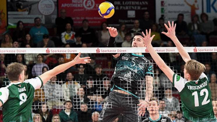 Imanol Salazar (Powervolleys Düren, 5) Bildmitte, schmettert den Ball, 14.03.2025, Düren (Deutschland), Volleyball, 1. Bundesliga Männer, SWD Powervolleys Düren - FT 1844 Freiburg
