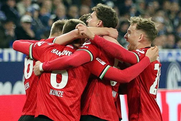 14.03.2025, xrekx, Fussball 2.Bundesliga, FC Schalke 04 - Hannover 96 v.l. Torjubel nach dem Tor zum 1:2 celebrating the goal celebrate durch Havard Nielsen (Hannover 96) Fabian Kunze (Hannover 96) Phil Neumann (Hannover 96) (DFL DFB REGULATIONS PROHIBIT ANY USE OF PHOTOGRAPHS as IMAGE SEQUENCES and or QUASI-VIDEO) Gelsenkirchen
