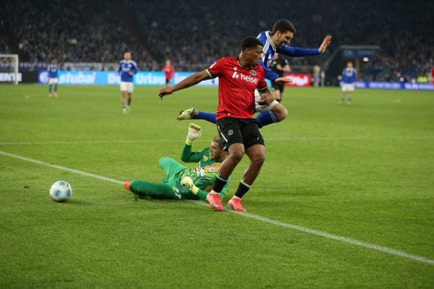 14.03.2025, xrekx, Fussball 2.Bundesliga, FC Schalke 04 - Hannover 96 v.l. Jessic Ngankam (Hannover 96) Marcin Kaminski (FC Schalke 04) Loris Karius (FC Schalke 04) Zweikampf, Aktion, action, battle for the ball (DFL DFB REGULATIONS PROHIBIT ANY USE OF PHOTOGRAPHS as IMAGE SEQUENCES and or QUASI-VIDEO) Gelsenkirchen