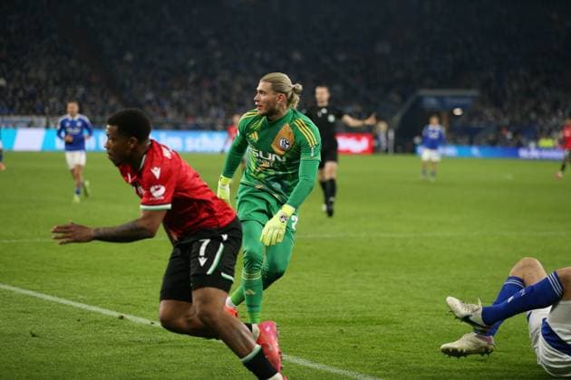 14.03.2025, xrekx, Fussball 2.Bundesliga, FC Schalke 04 - Hannover 96 v.l. Loris Karius (FC Schalke 04) Jessic Ngankam (Hannover 96) (DFL DFB REGULATIONS PROHIBIT ANY USE OF PHOTOGRAPHS as IMAGE SEQUENCES and or QUASI-VIDEO) Gelsenkirchen