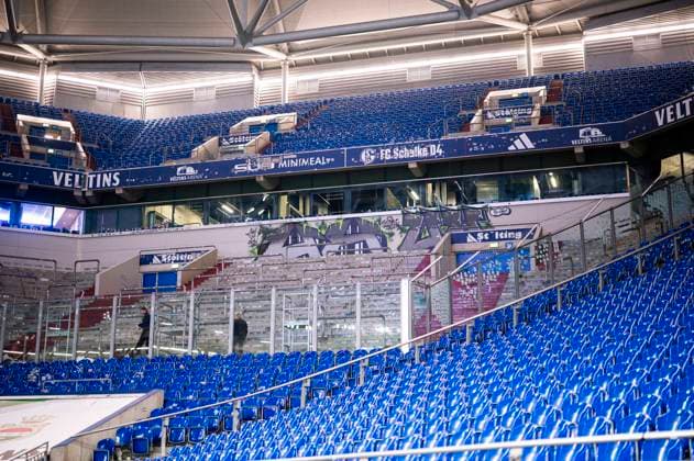 14.03.2025 - Fußball, 2024 2025, 2. Bundesliga, 26. Spieltag, FC Schalke 04 - Hannover 96: Fanblock Gästefans mit Graffiti von Fans (Hannover) DFL REGULATIONS PROHIBIT ANY USE OF PHOTOGRAPHS AS IMAGE SEQUENCES AND OR QUASI-VIDEO. Gelsenkirchen Nordrhein-Westfalen Deutschland Veltins Arena
