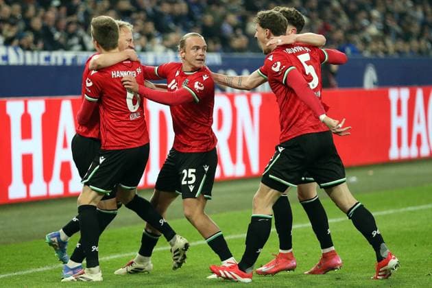 14.03.2025, xrekx, Fussball 2.Bundesliga, FC Schalke 04 - Hannover 96 v.l. Torjubel nach dem Tor zum 1:2 celebrating the goal celebrate durch Havard Nielsen (Hannover 96) (DFL DFB REGULATIONS PROHIBIT ANY USE OF PHOTOGRAPHS as IMAGE SEQUENCES and or QUASI-VIDEO) Gelsenkirchen