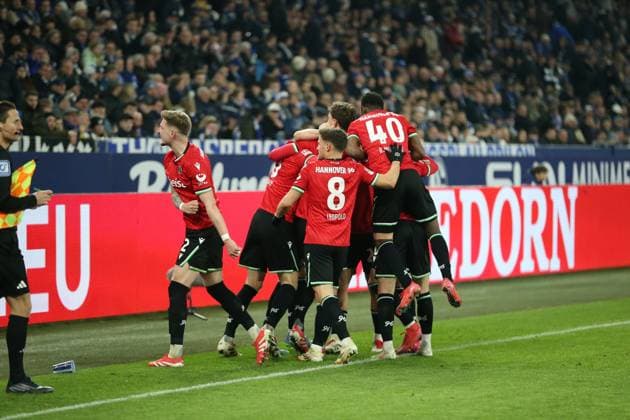 14.03.2025, xrekx, Fussball 2.Bundesliga, FC Schalke 04 - Hannover 96 v.l. Torjubel nach dem Tor zum 1:2 celebrating the goal celebrate durch Havard Nielsen (Hannover 96) (DFL DFB REGULATIONS PROHIBIT ANY USE OF PHOTOGRAPHS as IMAGE SEQUENCES and or QUASI-VIDEO) Gelsenkirchen