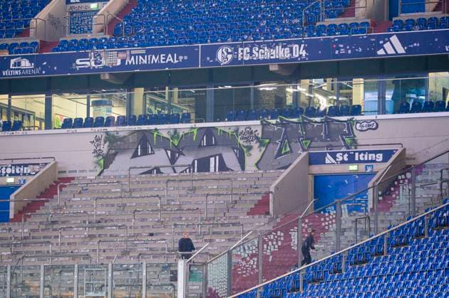 Sport Bilder des Tages 14.03.2025 - Fußball, 2024 2025, 2. Bundesliga, 26. Spieltag, FC Schalke 04 - Hannover 96: Fanblock Gästefans mit Graffiti von Fans (Hannover) DFL REGULATIONS PROHIBIT ANY USE OF PHOTOGRAPHS AS IMAGE SEQUENCES AND OR QUASI-VIDEO. Gelsenkirchen Nordrhein-Westfalen Deutschland Veltins Arena