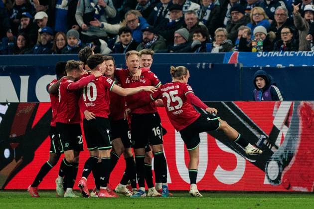 RECORD DATE NOT STATED 2. Fussball Bundesliga: FC Schalke 04 - Hannover 96; 14.03.2025 Jubel zum 1:2 durch Havard Nielsen (Hannover 96, 16) Lars Gindorf (Hannover 96, 25) kickt einen fliegenden Bierbecher weg 2. Fussball Bundesliga: FC Schalke 04 - Hannover 96; Gelsenkirchen, VELTINS-Arena am 14.03.2025 DFL REGULATIONS PROHIBIT ANY USE OF PHOTOGRAPHS AS IMAGE SEQUENCES AND OR QUASI-VIDEO.