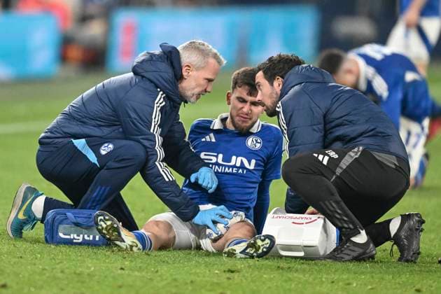 RECORD DATE NOT STATED Mehmet-Can Ayd?n (Schalke 23) verletzt am Boden mit Sanitätern 14.03.2025 Fussball FC Schalke 04 vs Hannover 96, Veltins-Arena, Gelsenkirchen, DFB DFL REGULATIONS PROHIBIT ANY USE OF PHOTOGRAPHS AS IMAGE SEQUENCES AND OR QUASI-VIDEO