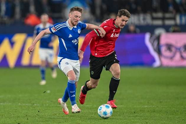 RECORD DATE NOT STATED v. li. im Zweikampf Tobias Mohr (Schalke 29) Enzo Leopold (Hannover 8) 14.03.2025 Fussball FC Schalke 04 vs Hannover 96, Veltins-Arena, Gelsenkirchen, DFB DFL REGULATIONS PROHIBIT ANY USE OF PHOTOGRAPHS AS IMAGE SEQUENCES AND OR QUASI-VIDEO
