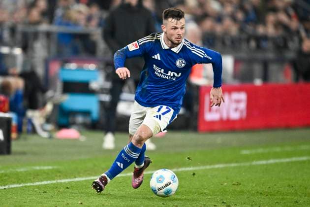 RECORD DATE NOT STATED Adrian Gantenbein (Schalke 17) Aktion . Einzelbild . Freisteller . 14.03.2025 Fussball FC Schalke 04 vs Hannover 96, Veltins-Arena, Gelsenkirchen, DFB DFL REGULATIONS PROHIBIT ANY USE OF PHOTOGRAPHS AS IMAGE SEQUENCES AND OR QUASI-VIDEO