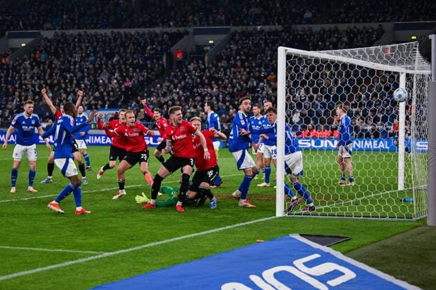 14.03.2025, Fussball, 2. Bundesliga, 26. Spieltag Saison 2024 2025, FC Schalke 04 - Hannover 96, Havard Nielsen (Hannover 96) (m) freut sich über das Tor zum 1:2, xRHR-FOTO TKx