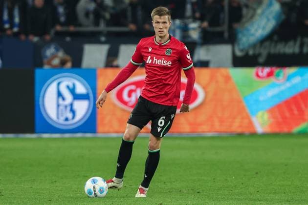 2. Bundesliga - FC Schalke 04 - Hannover 96 am 14.03.2025 in der Veltins-Arena auf Schalke Fabian Kunze (Hannover 6) am Ball