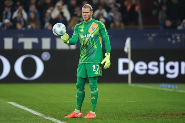 2. Bundesliga - FC Schalke 04 - Hannover 96 am 14.03.2025 in der Veltins-Arena auf Schalke Torwart Loris Karius (Schalke 27) mit Ball