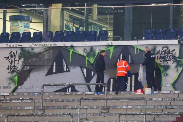 2. Bundesliga - FC Schalke 04 - Hannover 96 am 14.03.2025 in der Veltins-Arena auf Schalke Die Hannover 96 Fans haben im Gästeblock ein Graffiti während des Spiels gemalt, die Polizei und Ordner begutachten das Werk nach Abpfiff