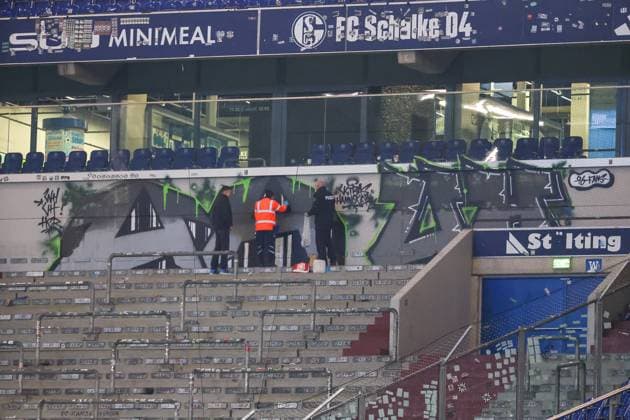 2. Bundesliga - FC Schalke 04 - Hannover 96 am 14.03.2025 in der Veltins-Arena auf Schalke Die Hannover 96 Fans haben im Gästeblock ein Graffiti während des Spiels gemalt, die Polizei und Ordner begutachten das Werk nach Abpfiff