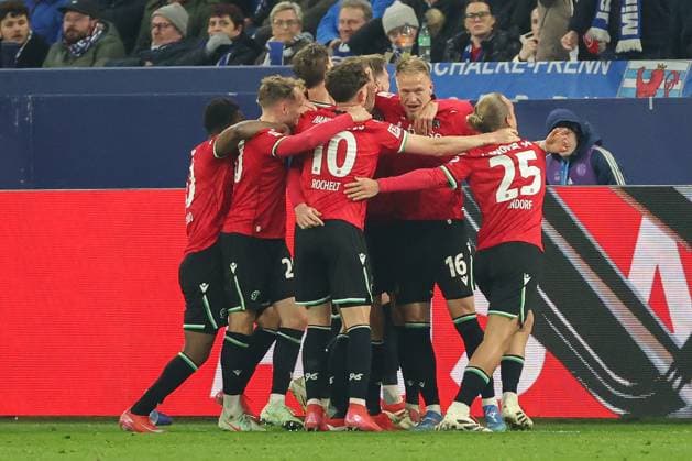 2. Bundesliga - FC Schalke 04 - Hannover 96 am 14.03.2025 in der Veltins-Arena auf Schalke Jubel, Torjubel, Torschuetze, Torschütze Havard Nielsen (Hannover 16) jubelt nach seinem Tor zum 1 zu 2 mit der Mannschaft