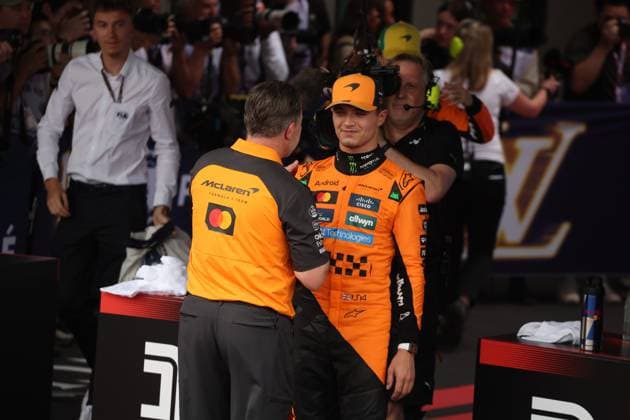 15.03.2025, Albert Park Circuit, Melbourne, FORMULA 1 LOUIS VUITTON AUSTRALIAN GRAND PRIX 2025 ,im Bild Geschäftsführer Zak Brown (McLaren Formula 1 Team) gratuliert Lando Norris (GBR), McLaren F1 Team zur Poleposition. (Photo by Hasan Bratic DeFodi Images)