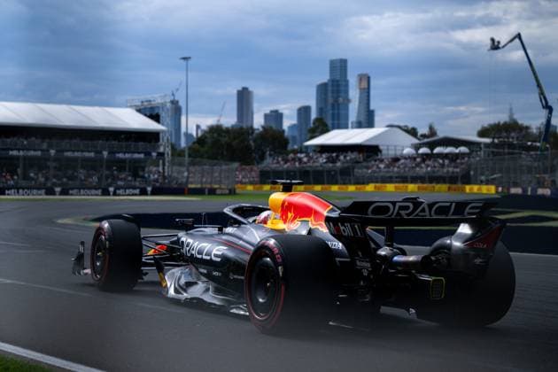 Max Verstappen (Oracle Red Bull Racing, 01) im RB21 in Turn 1, dahinter Skyline von Melbourne, AUS, Formel 1 Weltmeisterschaft, Luis Vuitton Grand Prix von Australien, Albert Park Circuit Melbourne, Qualifying, Saison 2025, 15.03.2025 AUS, Formel 1 Weltmeisterschaft, Luis Vuitton Grand Prix von Australien, Albert Park Circuit Melbourne, Qualifying Day, Saison 2025, 15.03.2025 Melbourne Copyright: xEibner-Pressefoto Memmlerx EP_MMR
