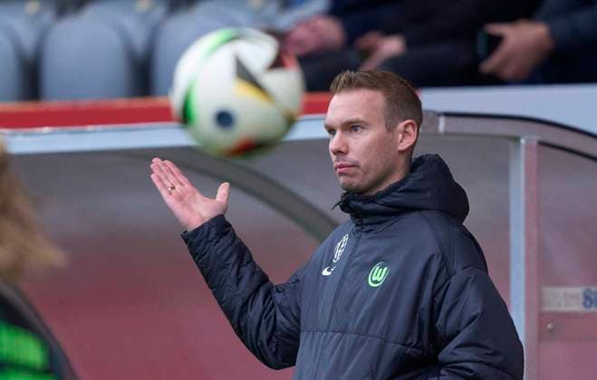Tommy Stroot, WOB Frauen Trainer in the women football match FC BAYERN MÜNCHEN - VFL WOLFSBURG 3-1 on Mar 14, 2025 in Munich, Germany. Season 2024 2025, 1.Bundesliga, FCB, Muenchen, Google Pixel, Frauen Bundesliga matchday 17, 17.Spieltag