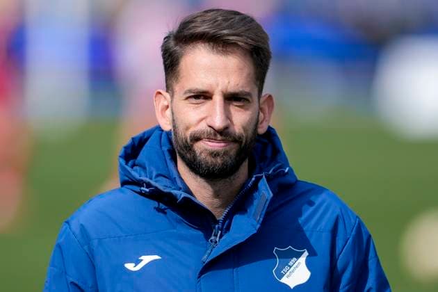 Theodoros Dedes (Trainer, Cheftrainer, TSG), Einzelbild, Einzelfoto, Aktion, Action, Porträt, Portrait, 15.03.2025, Sinsheim (Hoffenheim) (Deutschland), Fussball, Google Pixel Frauen-Bundesliga, TSG 1899 Hoffenheim - 1. FC Köln, DFB DFL REGULATIONS PROHIBIT ANY USE OF PHOTOGRAPHS AS IMAGE SEQUENCES AND OR QUASI-VIDEO.