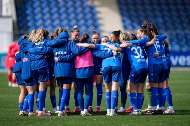 Spielerinnen der TSG 1899 Hoffenheim, schwören sich mit einem Mannschaftskreis vor dem Anpfiff ein, Kreis, Teamkreis, Konzentration, Kameradschaft, Ansprache, Motivation, 15.03.2025, Sinsheim (Hoffenheim) (Deutschland), Fussball, Google Pixel Frauen-Bundesliga, TSG 1899 Hoffenheim - 1. FC Köln, DFB DFL REGULATIONS PROHIBIT ANY USE OF PHOTOGRAPHS AS IMAGE SEQUENCES AND OR QUASI-VIDEO.