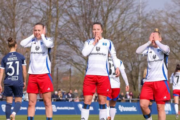 Sport Themen der Woche KW11 Sport Bilder des Tages VfL Bochum vs. Hamburger SV, Fußball, Frauen, 2. Bundesliga, 18. Spieltag, Saison 2024 25, 15.03.2025 v.l. Torjubeln von Victoria Schulz (HSV, 19), Torschützin Christina Martina Ingrid Meyer (HSV, 16) und Kapitänen Sarah-Vanessa Stückmann (HSV, 22) nach dem Treffer zum 0:1. VfL Bochum vs. Hamburger SV, Fußball, Frauen, 2. Bundesliga, 18. Spieltag, Saison 2024 25, 15.03.2025 Bochum LA Platz Vonovia Ruhrstadion NRW Germany Copyright: xPatrikxOttex