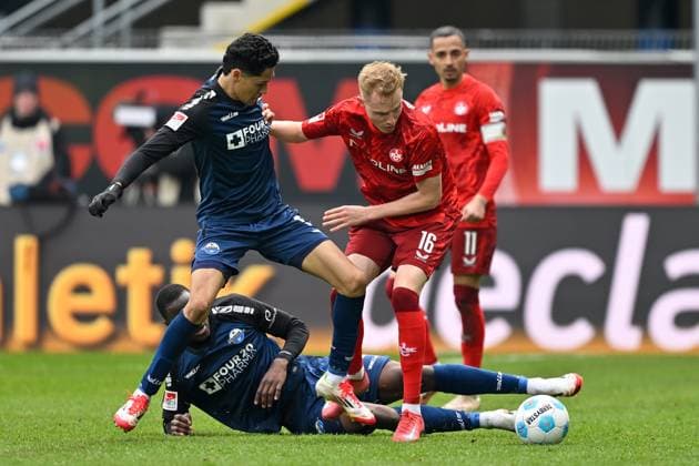 Sport Bilder des Tages Paderborn, Home Deluxe Arena, 15.03.25, GER, Herren, 2.Bundesliga, Saison 2024-2025, SC Paderborn 07 - 1.FC Kaiserslautern Bild: v.li. im Zweikampf Santiago CASTANEDA (Paderborn) und Tim BREITHAUPT (Kaiserslautern) Only for editorial use! DFL regulations prohibit any use of photographs as image sequences and or quasi-video. NRW Deutschland