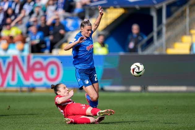 v.li.: Sylwia Matysik (Köln, 20), Selina Cerci (TSG, 29), Zweikampf, Spielszene, Duell, duel, tackle, tackling, Dynamik, Action, Aktion, 15.03.2025, Sinsheim (Hoffenheim) (Deutschland), Fussball, Google Pixel Frauen-Bundesliga, TSG 1899 Hoffenheim - 1. FC Köln, DFB DFL REGULATIONS PROHIBIT ANY USE OF PHOTOGRAPHS AS IMAGE SEQUENCES AND OR QUASI-VIDEO.