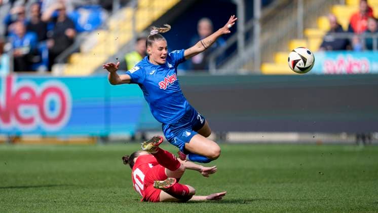 v.li.: Sylwia Matysik (Köln, 20), Selina Cerci (TSG, 29), Zweikampf, Spielszene, Duell, duel, tackle, tackling, Dynamik, Action, Aktion, 15.03.2025, Sinsheim (Hoffenheim) (Deutschland), Fussball, Google Pixel Frauen-Bundesliga, TSG 1899 Hoffenheim - 1. FC Köln, DFB DFL REGULATIONS PROHIBIT ANY USE OF PHOTOGRAPHS AS IMAGE SEQUENCES AND OR QUASI-VIDEO.