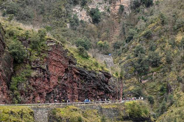 Paris - Nice 2025 - stage 7 AURON, FRANCE - MARCH 15 : Illustration picture of the peloton during stage 7 of the 83th edition of the Paris - Nice cycling race, a stage of 109,3km with start in Nice and finish at Auron on March 15, 2025 in Auron, France, 15 03 2025 ( Motordriver Kenny Verfaillie - Auron France  Copyright: xNicoxVereeckenx