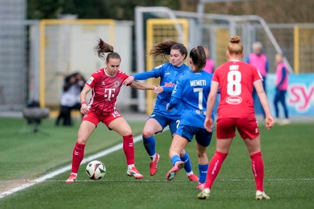 v.li.: Dora Zeller (Köln, 19), Chiara Hahn (TSG, 23), Ereleta Memeti (TSG, 7), Laura Vogt (Köln, 8), Zweikampf, Spielszene, Duell, duel, tackle, tackling, Dynamik, Action, Aktion, 15.03.2025, Sinsheim (Hoffenheim) (Deutschland), Fussball, Google Pixel Frauen-Bundesliga, TSG 1899 Hoffenheim - 1. FC Köln, DFB DFL REGULATIONS PROHIBIT ANY USE OF PHOTOGRAPHS AS IMAGE SEQUENCES AND OR QUASI-VIDEO.