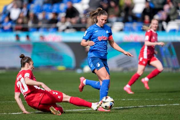 v.li.: Sylwia Matysik (Köln, 20), Melissa Kössler (TSG, 25), Zweikampf, Spielszene, Duell, duel, tackle, tackling, Dynamik, Action, Aktion, 15.03.2025, Sinsheim (Hoffenheim) (Deutschland), Fussball, Google Pixel Frauen-Bundesliga, TSG 1899 Hoffenheim - 1. FC Köln, DFB DFL REGULATIONS PROHIBIT ANY USE OF PHOTOGRAPHS AS IMAGE SEQUENCES AND OR QUASI-VIDEO.