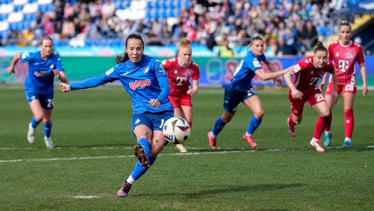 Torschützin Marta Cazalla Garcia (TSG, 15) erzielt per Elfmeter das Tor zum 2:1, Treffer, Torerfolg, Highlight, Action, Aktion, Spielszene, 15.03.2025, Sinsheim (Hoffenheim) (Deutschland), Fussball, Google Pixel Frauen-Bundesliga, TSG 1899 Hoffenheim - 1. FC Köln, DFB DFL REGULATIONS PROHIBIT ANY USE OF PHOTOGRAPHS AS IMAGE SEQUENCES AND OR QUASI-VIDEO.
