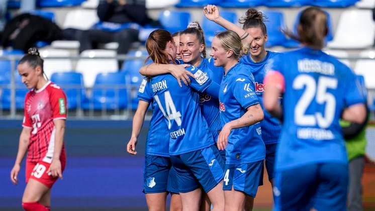 v.li.: Lisa Doorn (TSG, 14), Torschützin Selina Cerci (TSG, 29), Feli Delacauw (TSG, 24), Franziska Harsch (TSG, 17), Melissa Kössler (TSG, 25), Spielerinnen der TSG 1899 Hoffenheim, jubeln über das Tor zum 3:1, Jubel, Torjubel, Torerfolg, celebrate the goal, goal, celebration, jubelt ueber das Tor, Freuen, Freude, freut sich, optimistisch, positiv, Spielszene, Highlight, Action, Aktion, 15.03.2025, Sinsheim (Hoffenheim) (Deutschland), Fussball, Google Pixel Frauen-Bundesliga, TSG 1899 Hoffenheim - 1. FC Köln, DFB DFL REGULATIONS PROHIBIT ANY USE OF PHOTOGRAPHS AS IMAGE SEQUENCES AND OR QUASI-VIDEO.