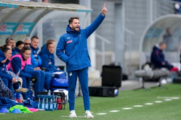 Theodoros Dedes (Trainer, Cheftrainer, TSG), gibt Anweisungen, gestikuliert, mit den Armen gestikulieren, Freisteller, Ganzkörper, Einzelbild, Einzelfoto, Aktion, Action, 15.03.2025, Sinsheim (Hoffenheim) (Deutschland), Fussball, Google Pixel Frauen-Bundesliga, TSG 1899 Hoffenheim - 1. FC Köln, DFB DFL REGULATIONS PROHIBIT ANY USE OF PHOTOGRAPHS AS IMAGE SEQUENCES AND OR QUASI-VIDEO.